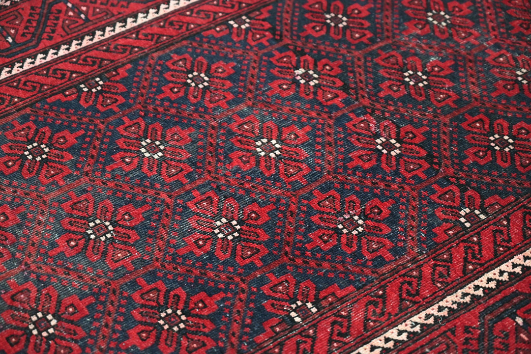 red Accent rug 3' 7" x 6' 4"