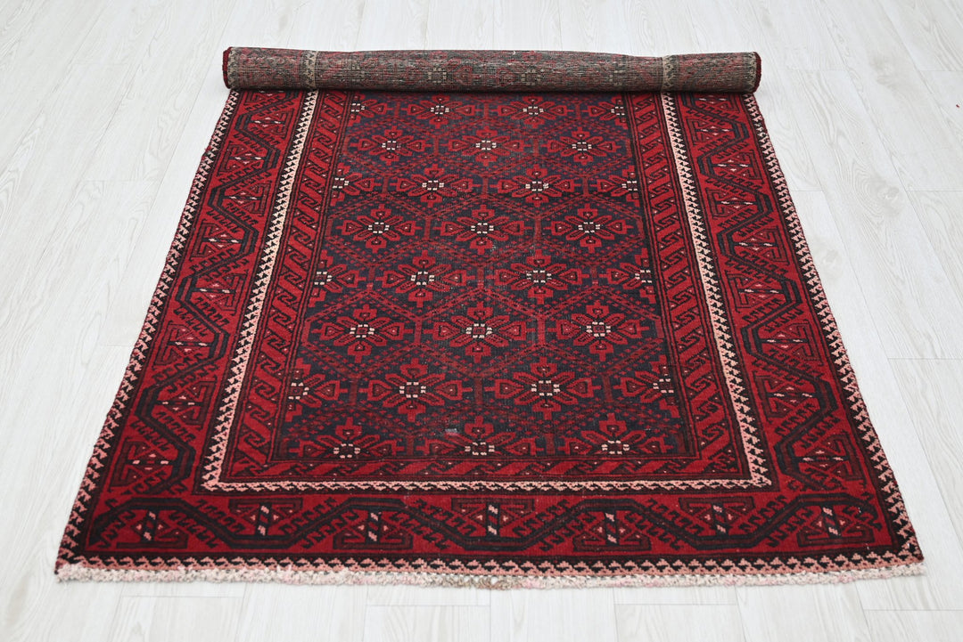 red Accent rug 3' 7" x 6' 4"