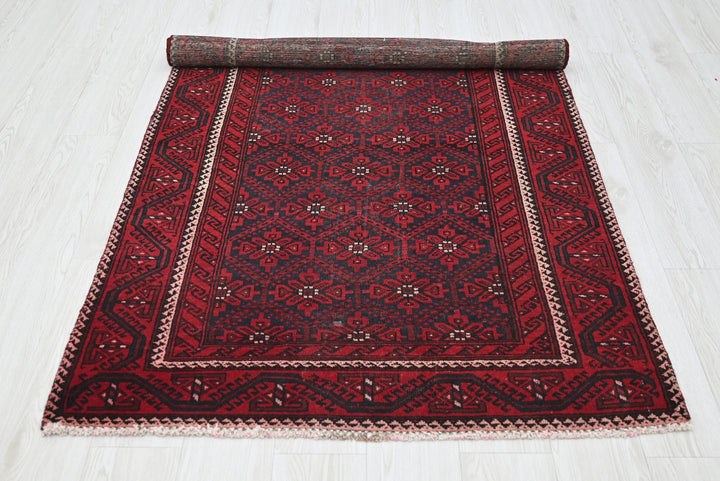 red Accent rug 3' 7" x 6' 4"