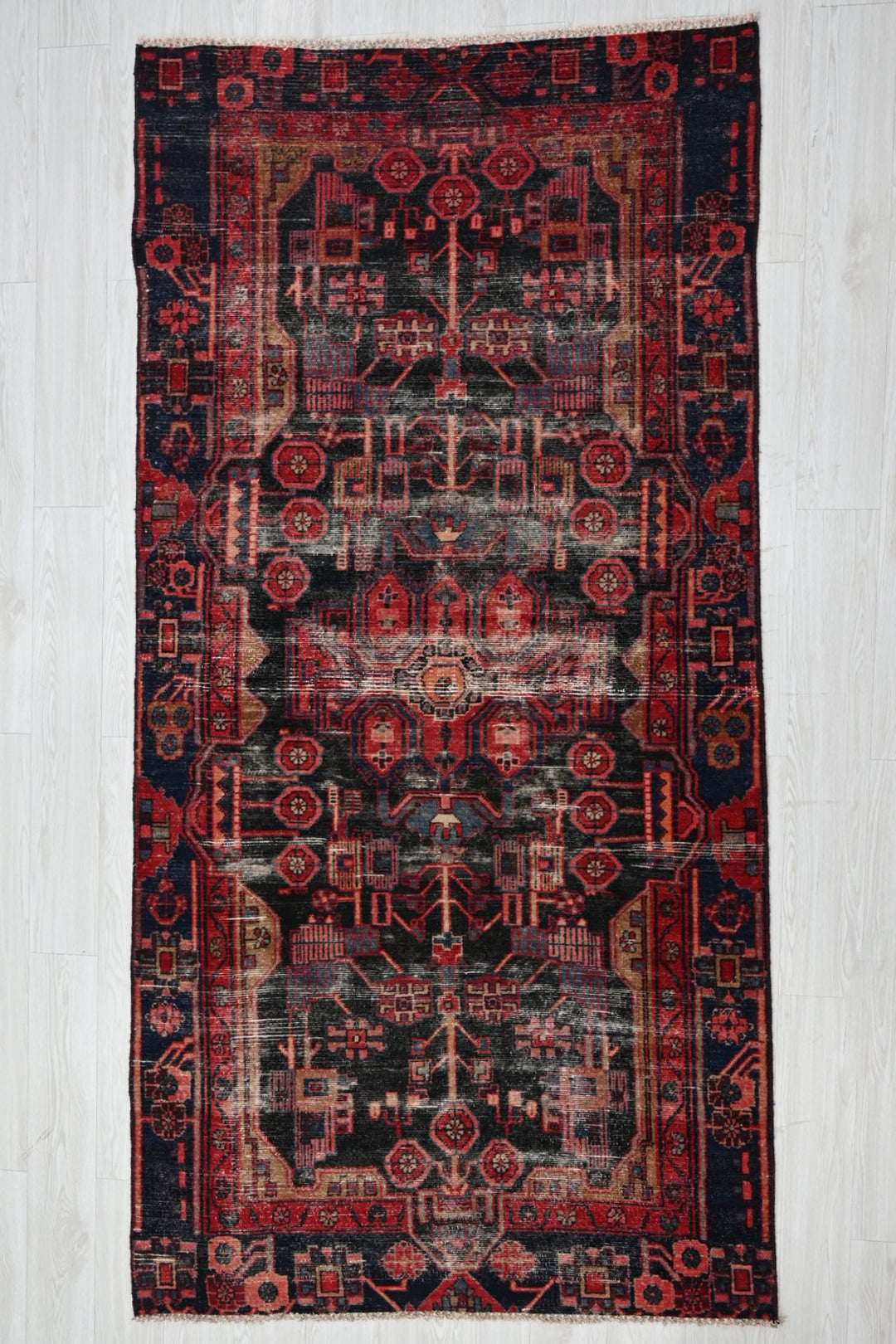 black Medium rug 4' 1" x 8' 1"