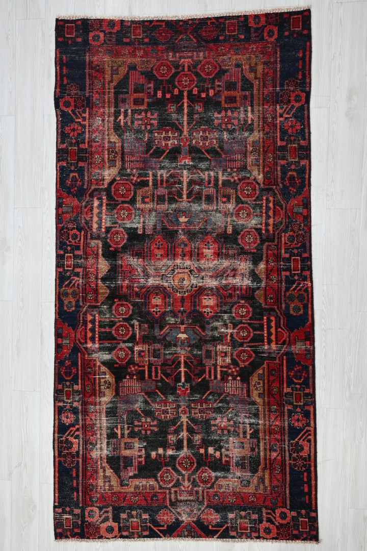 black Medium rug 4' 1" x 8' 1"