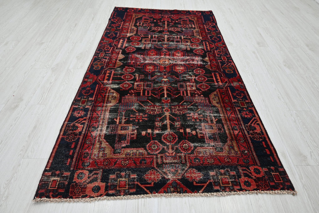 black Medium rug 4' 1" x 8' 1"