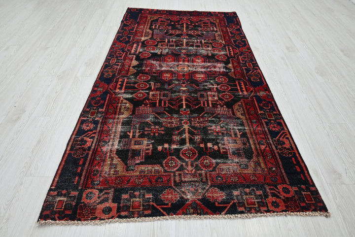 black Medium rug 4' 1" x 8' 1"