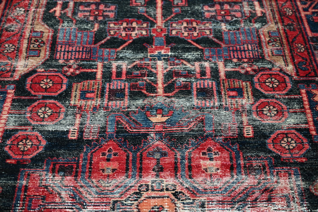 black Medium rug 4' 1" x 8' 1"