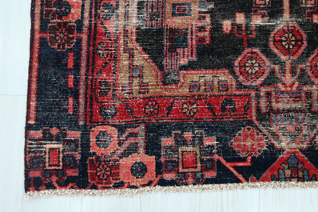 black Medium rug 4' 1" x 8' 1"