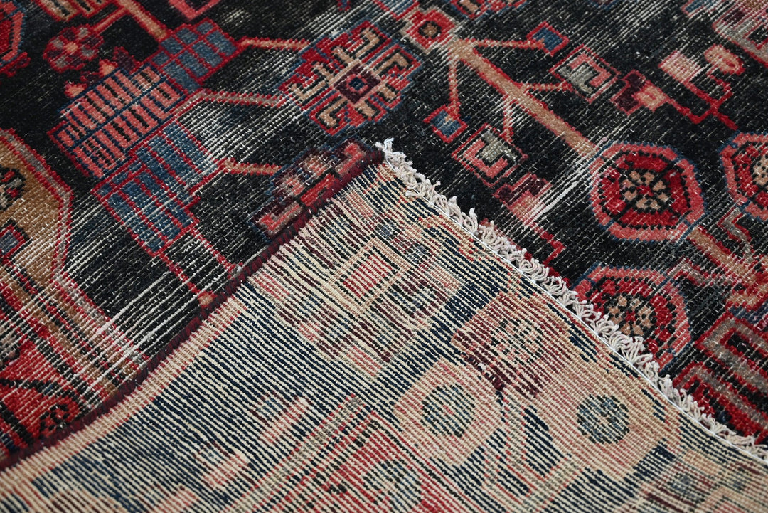 black Medium rug 4' 1" x 8' 1"
