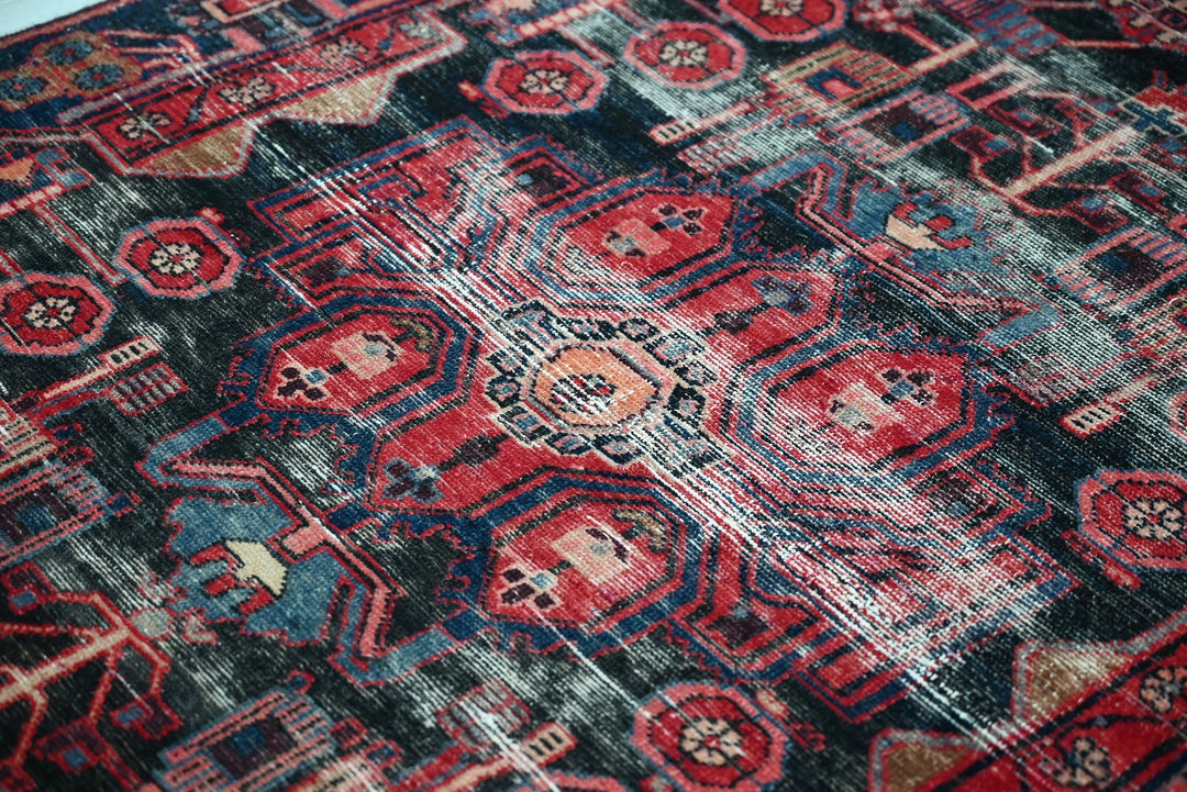 black Medium rug 4' 1" x 8' 1"