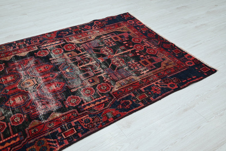 black Medium rug 4' 1" x 8' 1"