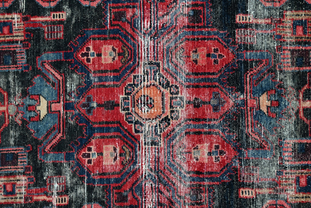 black Medium rug 4' 1" x 8' 1"