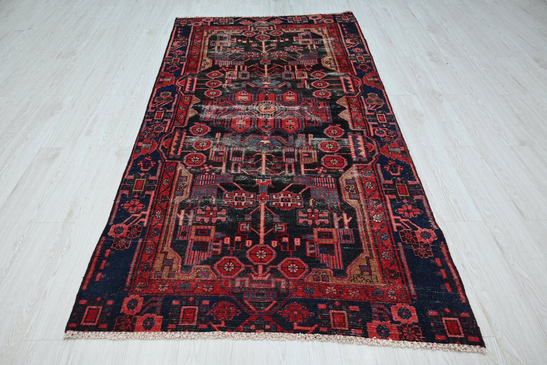 black Medium rug 4' 1" x 8' 1"