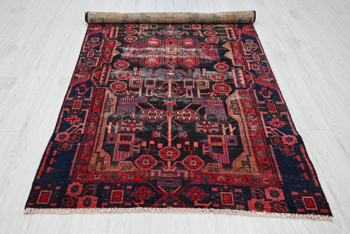 black Medium rug 4' 1" x 8' 1"