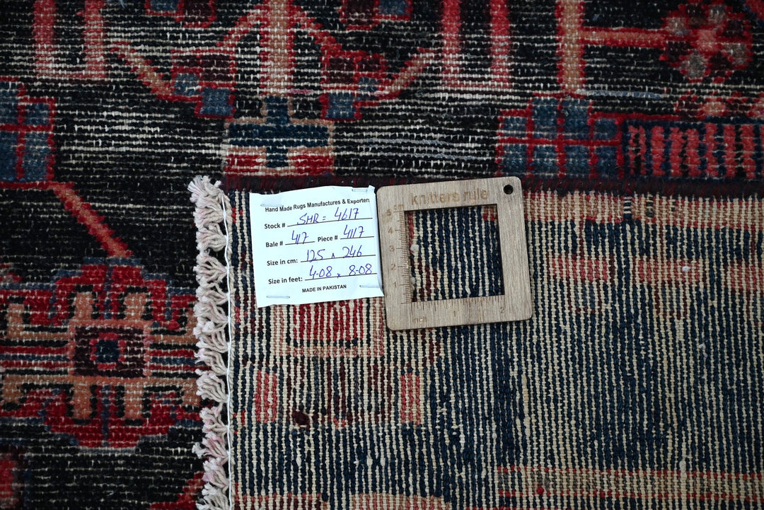black Medium rug 4' 1" x 8' 1"
