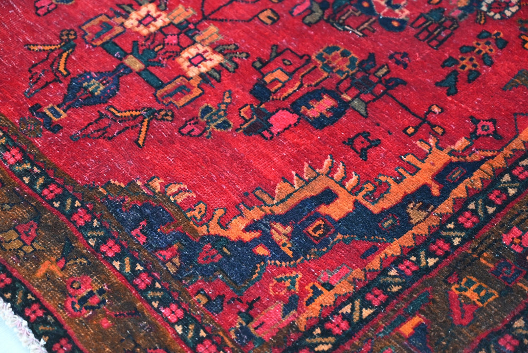 red Accent rug 3' 10" x 6' 3"