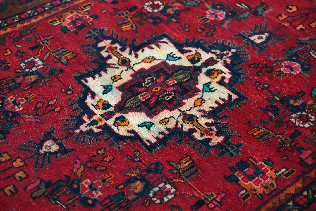 red Accent rug 3' 10" x 6' 3"