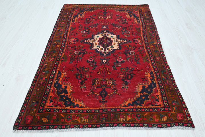 red Accent rug 3' 10" x 6' 3"