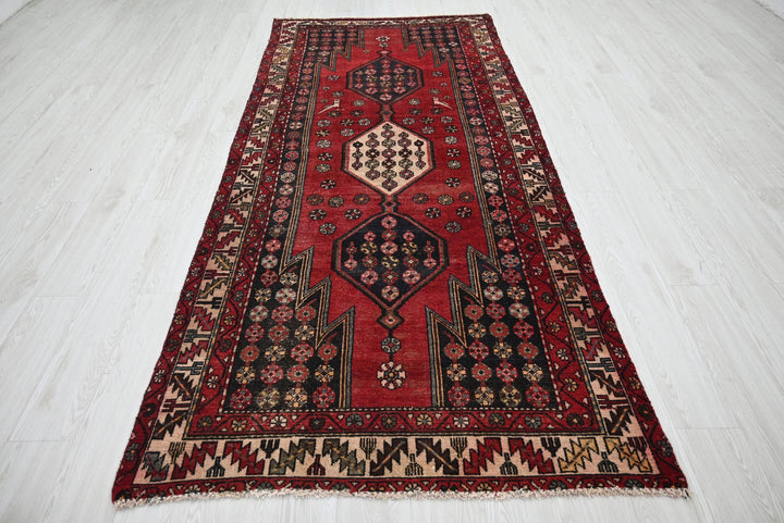 red Medium rug 4' 0" x 8' 11"