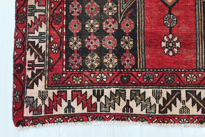 red Medium rug 4' 0" x 8' 11"