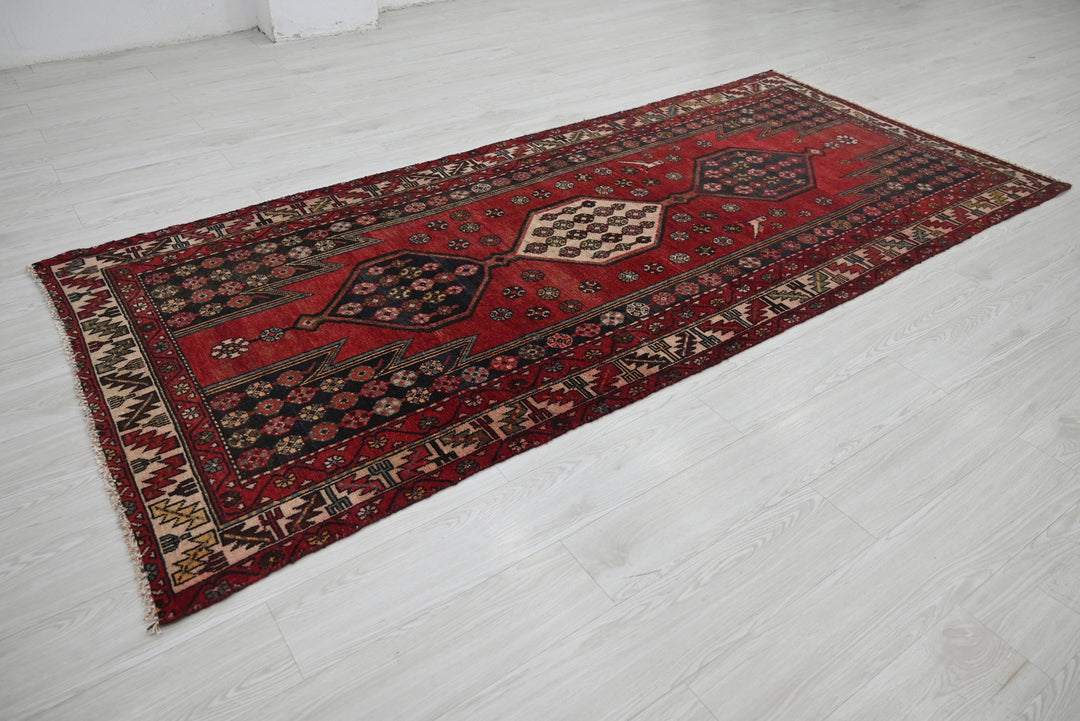 red Medium rug 4' 0" x 8' 11"