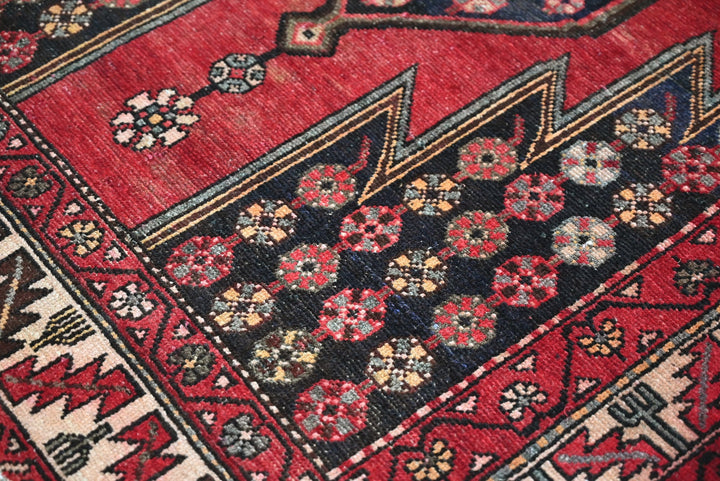 red Medium rug 4' 0" x 8' 11"