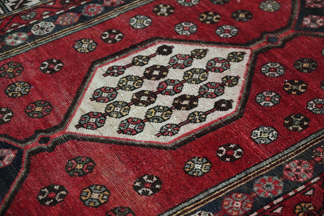 red Medium rug 4' 0" x 8' 11"