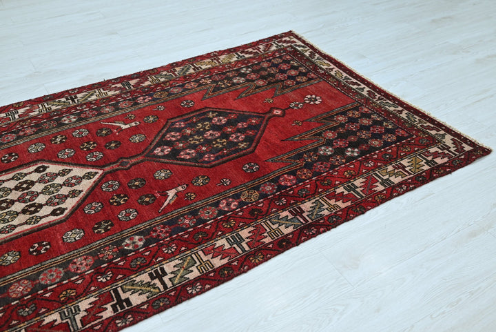 red Medium rug 4' 0" x 8' 11"