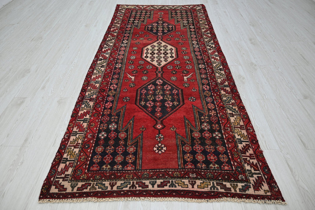red Medium rug 4' 0" x 8' 11"