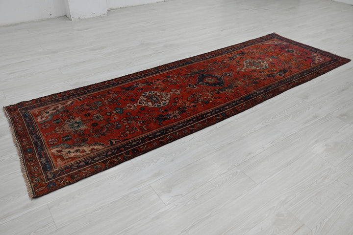 red Runner rug 2' 11" x 9' 5"