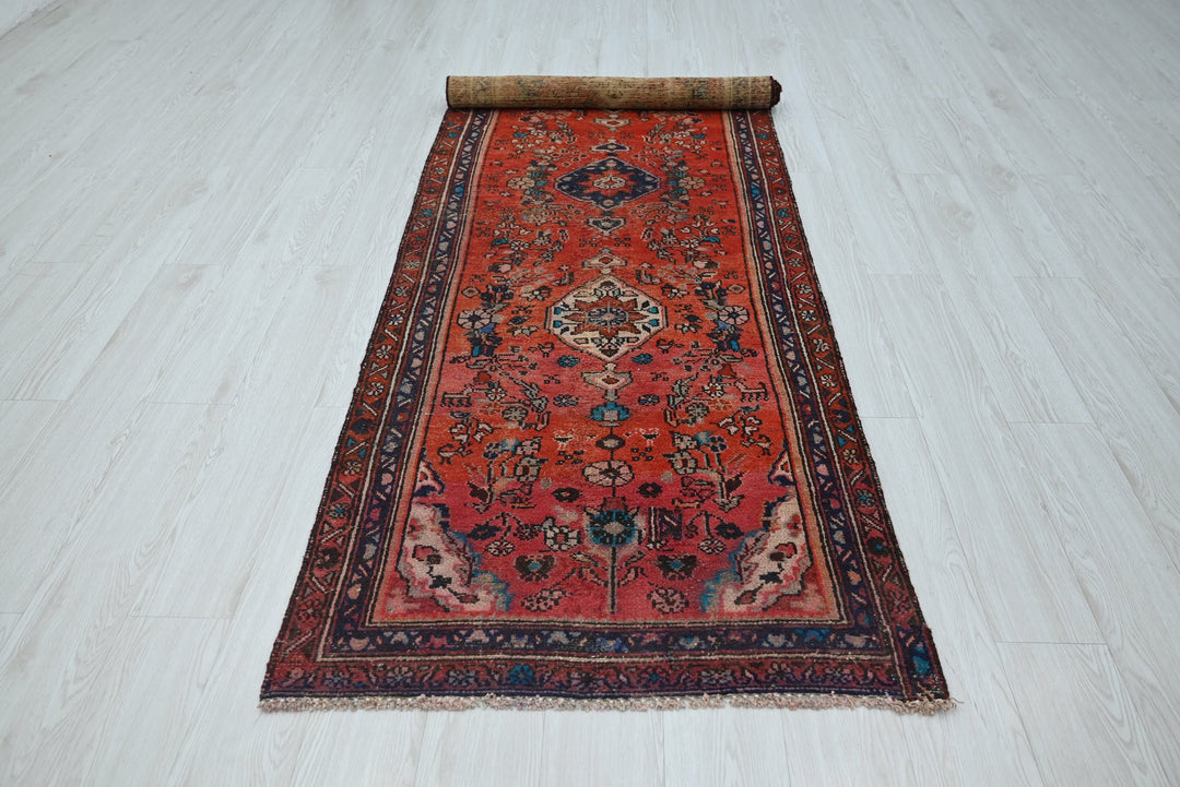 red Runner rug 2' 11" x 9' 5"