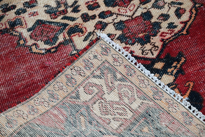 red Medium rug 3' 6" x 8' 10"