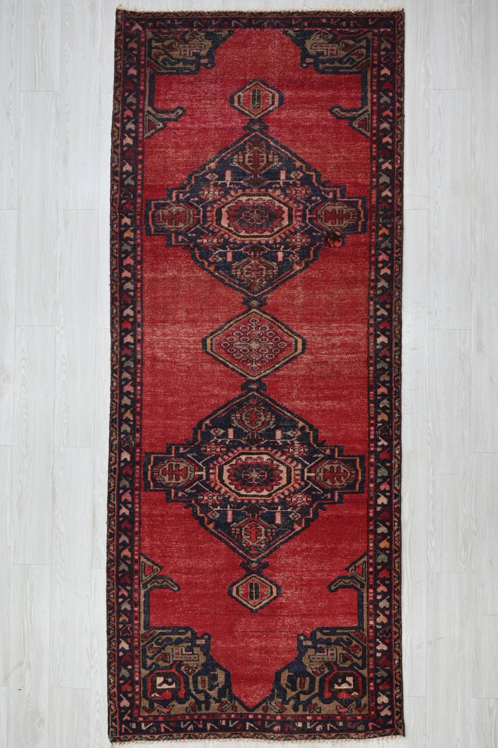 red Medium rug 3' 6" x 9' 0"