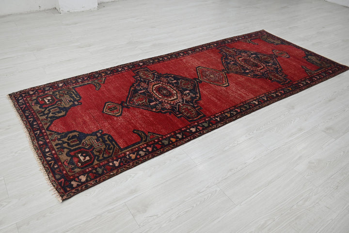 red Medium rug 3' 6" x 9' 0"