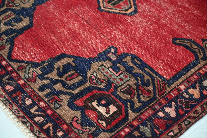 red Medium rug 3' 6" x 9' 0"