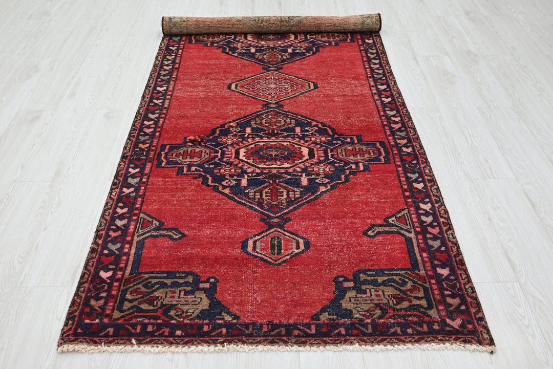 red Medium rug 3' 6" x 9' 0"