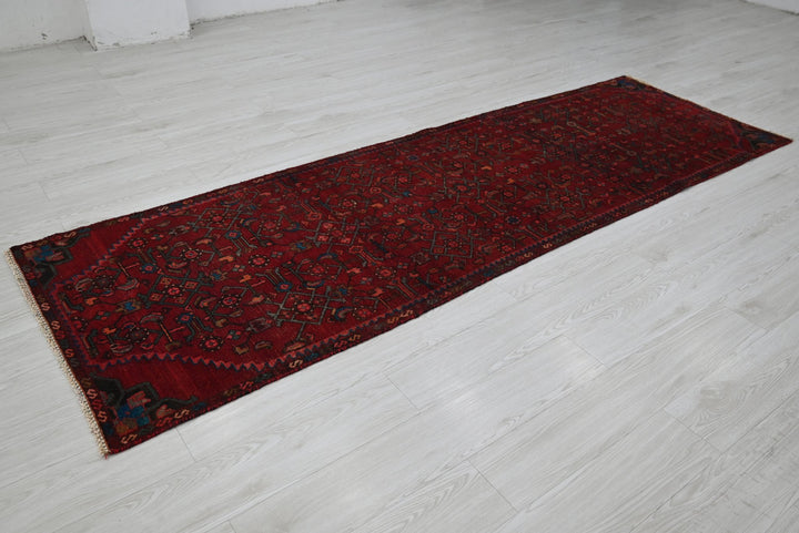 red Runner rug 2' 11" x 8' 11"