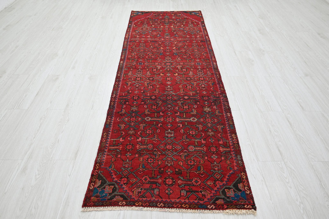 red Runner rug 2' 11" x 8' 11"