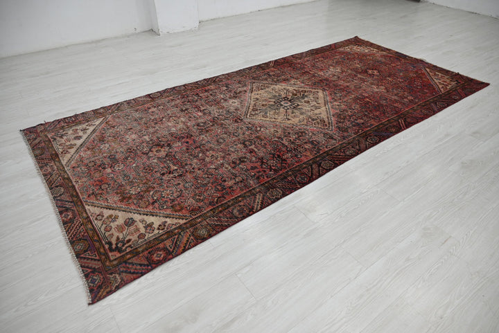 red Large rug 4' 10" x 10' 9"