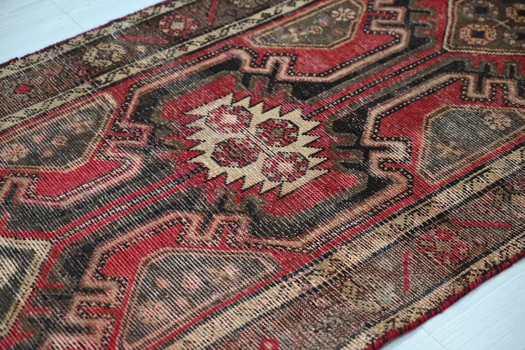 red Runner rug 2' 6" x 8' 3"
