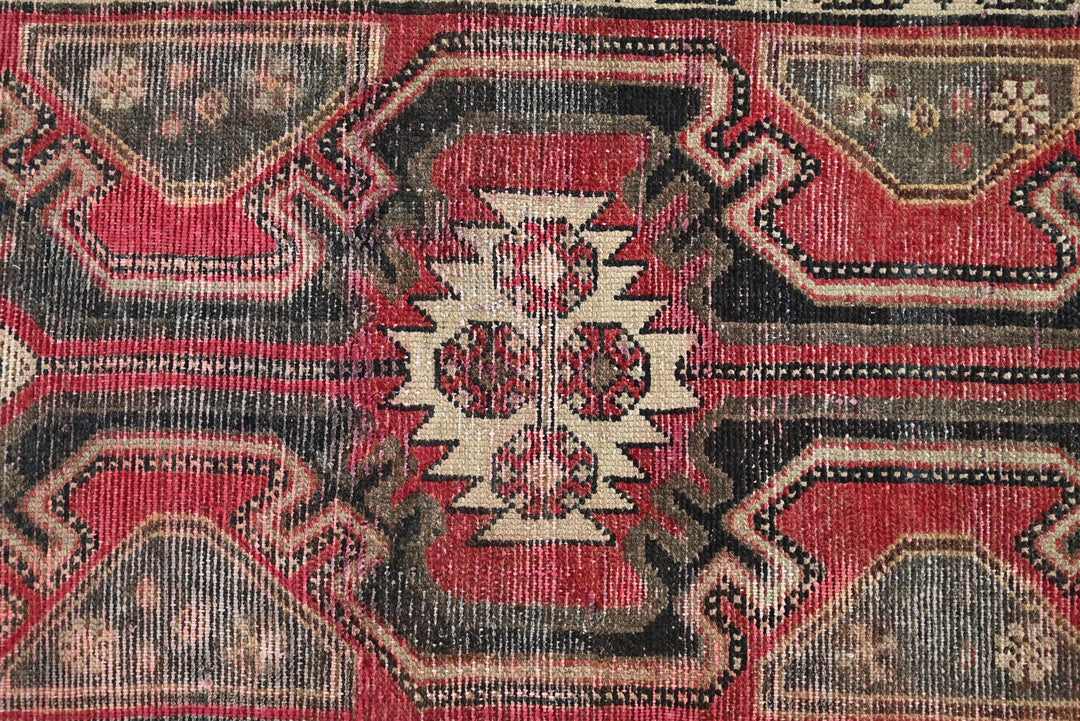 red Runner rug 2' 6" x 8' 3"