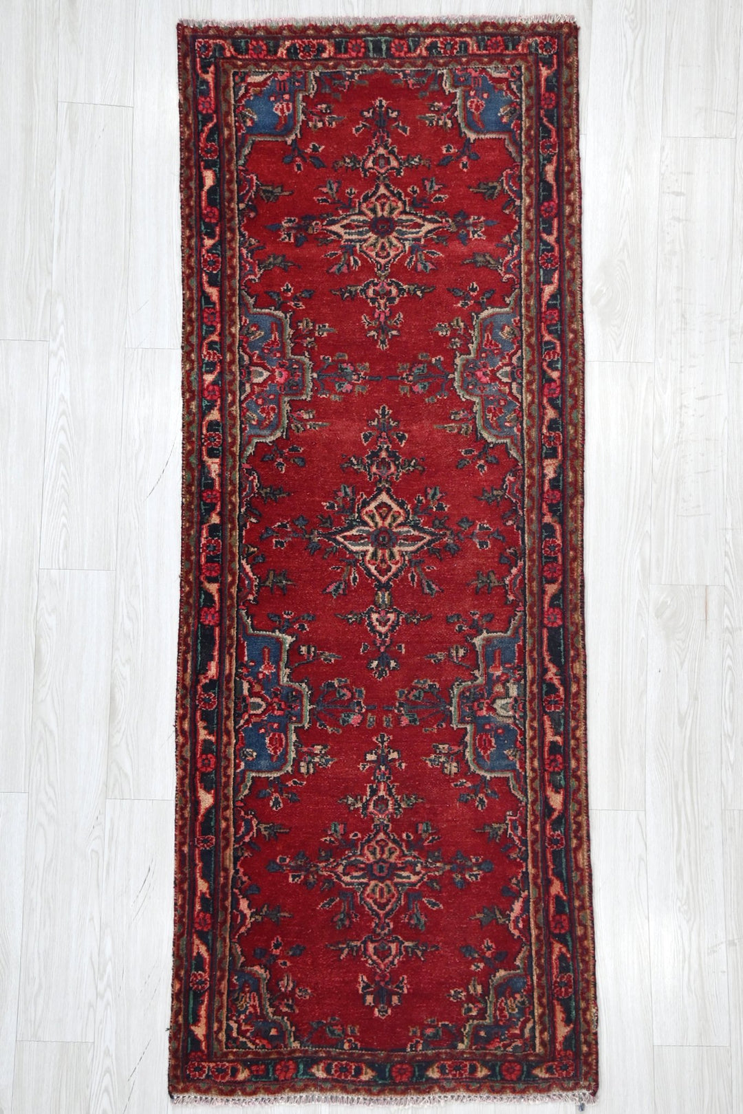 red Medium rug 2' 7" x 6' 11"