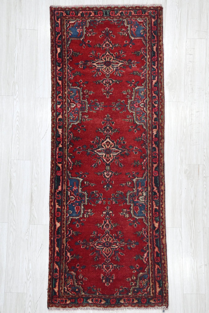red Medium rug 2' 7" x 6' 11"
