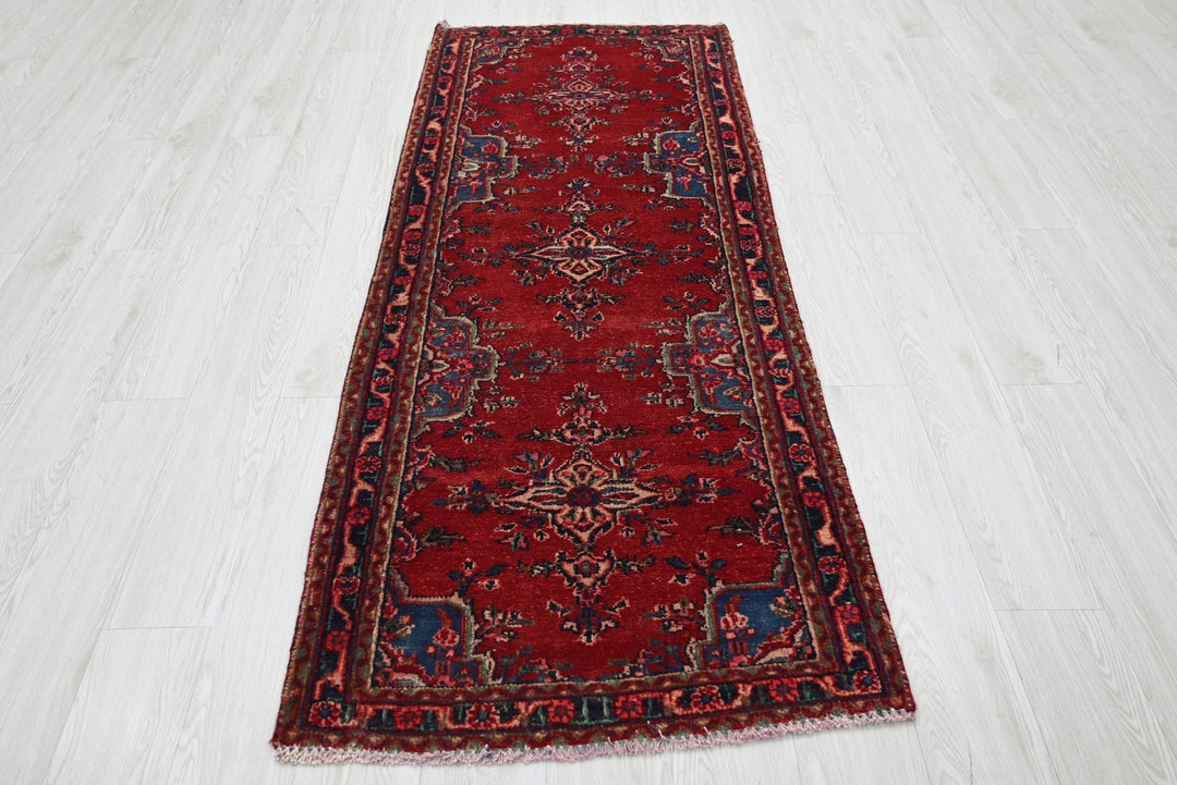 red Medium rug 2' 7" x 6' 11"
