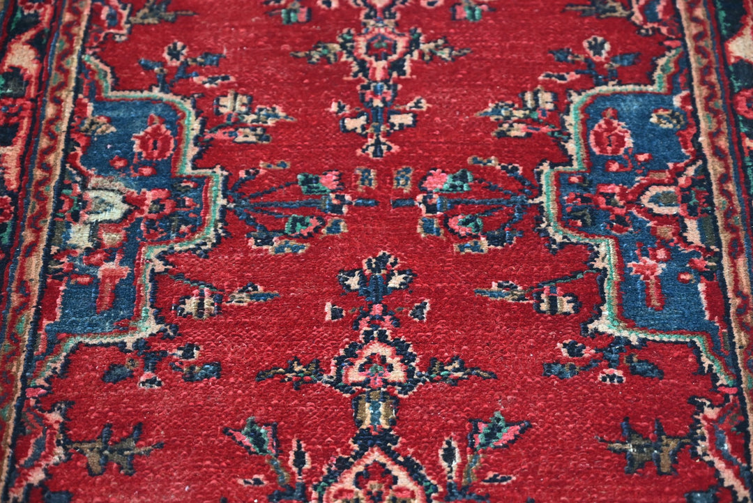 red Medium rug 2' 7" x 6' 11"
