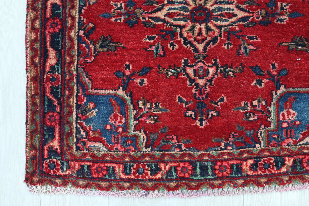 red Medium rug 2' 7" x 6' 11"
