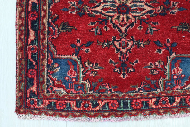 red Medium rug 2' 7" x 6' 11"