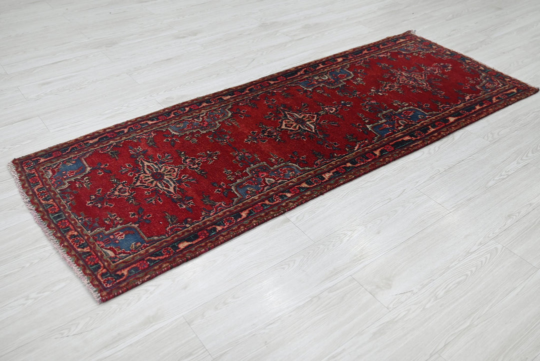 red Medium rug 2' 7" x 6' 11"