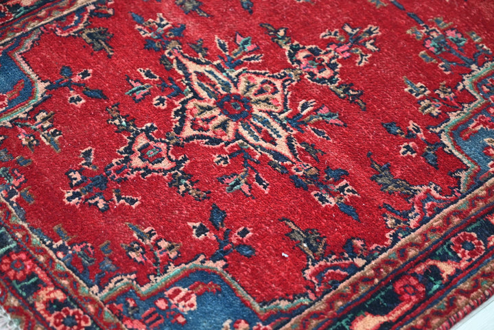 red Medium rug 2' 7" x 6' 11"