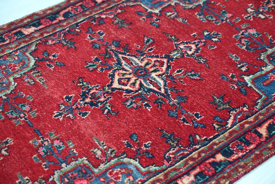 red Medium rug 2' 7" x 6' 11"