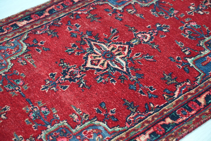red Medium rug 2' 7" x 6' 11"