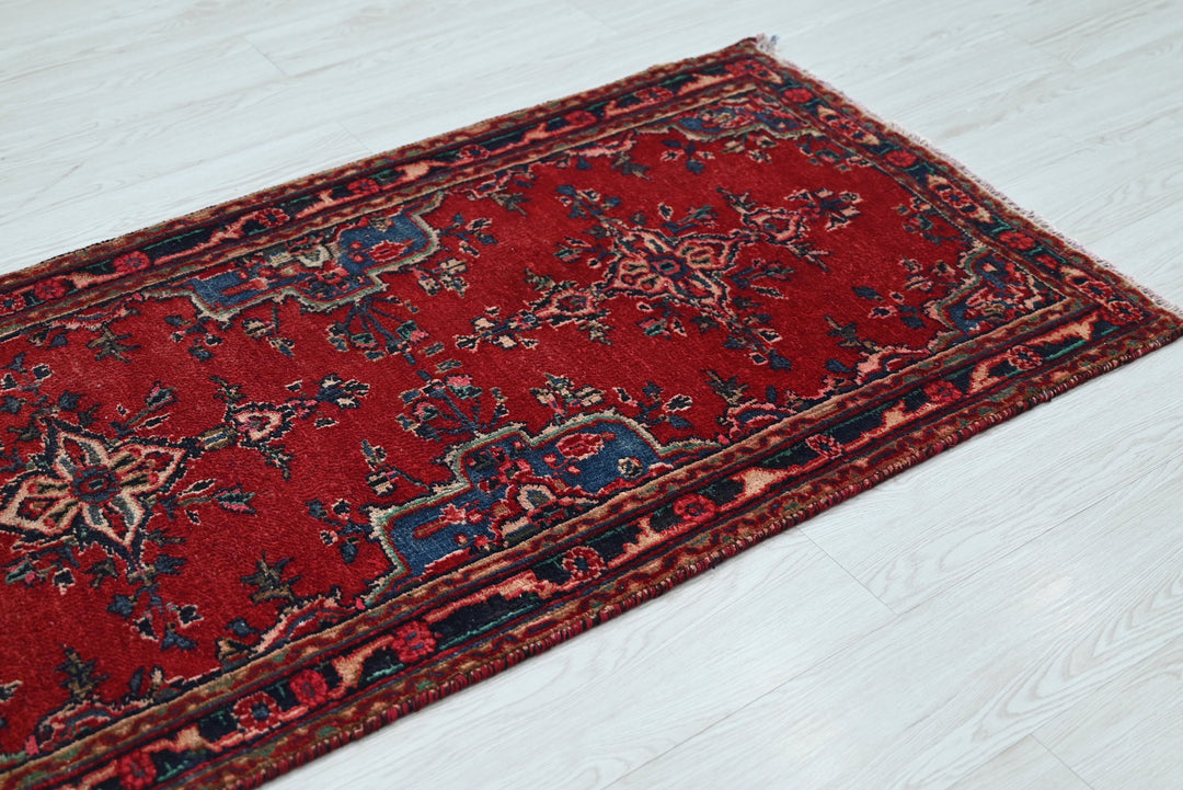 red Medium rug 2' 7" x 6' 11"
