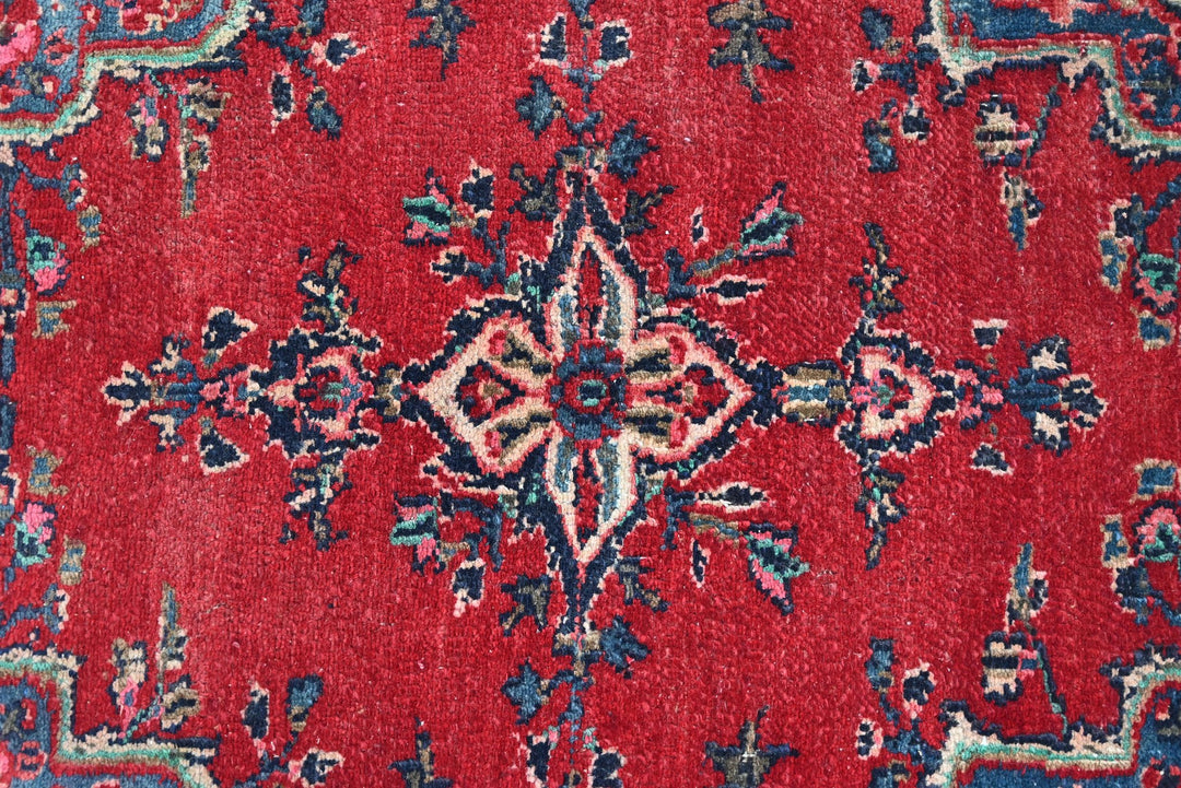 red Medium rug 2' 7" x 6' 11"